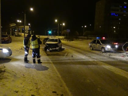 Двое взрослых  и подросток пострадали в аварии у парка «Народный» в Нижнем Тагиле