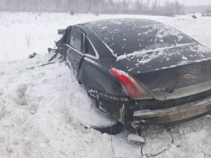 Сотрудники ГИБДД города Каменска-Уральского устанавливают обстоятельства ДТП, в котором травмы получили три человека