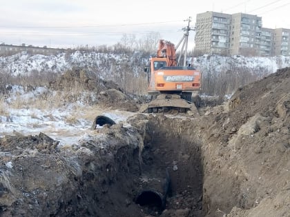 В центре Нижнего Тагила неизвестные пытались украсть чугунную трубу от действующей ливнёвки