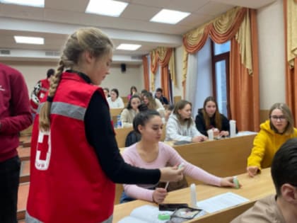 Волонтёры Красного Креста и Свердловского областного медколледжа запустили акцию «Чистые руки»