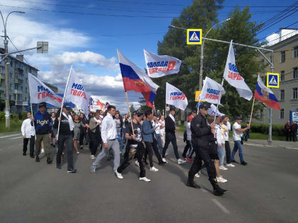 Молодогвардейцы Серова приняли участие в ежегодном шествии в честь дня молодежи