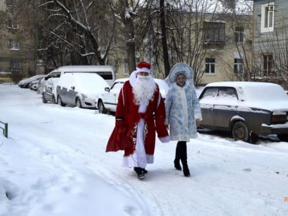 Дмитрий Ноженко превратился в Деда Мороза и поздравил детей и ветеранов Ленинского района с Новым годом