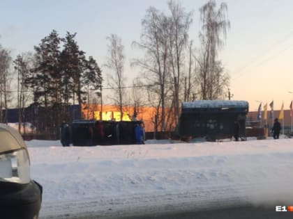 На выезде из Екатеринбурга внедорожник протаранил автобусную остановку и перевернулся