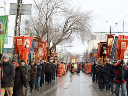 В день покровительницы Екатеринбурга православные прошли по городу крестным ходом