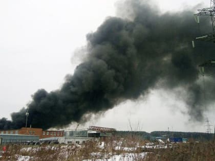 При пожаре на лакокрасочном заводе в Екатеринбурге произошёл взрыв (ВИДЕО)