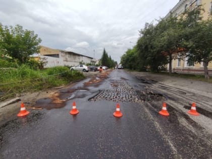 В Нижнем Тагиле после ДТП дизельное топливо хлынуло на дорогу из поврежденного бака фуры