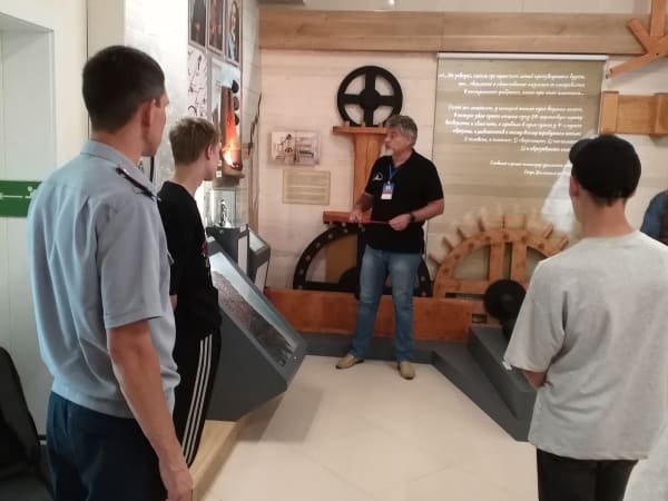 Подростки, подучетные каменским филиалам УИИ ГУФСИН, посетили местный краеведческий музей
