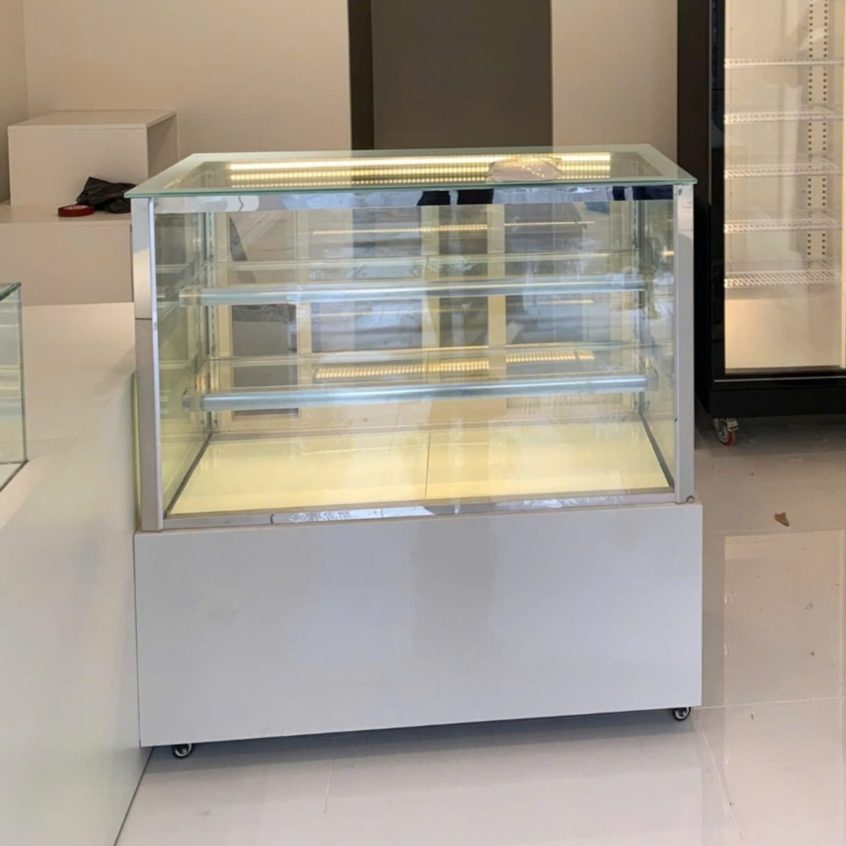 Tủ bánh kem Wincoold - 1M2 - DG-1200Z - Kính Vuông - Tủ Bánh Kem Wincoold chính hãng Tủ bánh kem Wincoold - 1M2 - DG-1200Z - Kính Vuông - Tủ Bánh Kem Wincoold chính hãng