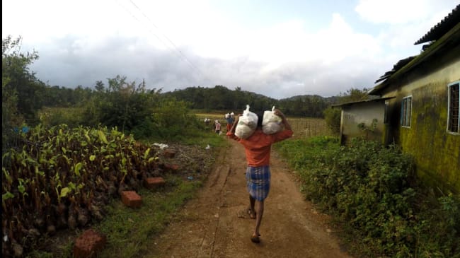 Kerala Flut Nothilfe - Versorgung einer Kolonie in Wayanad