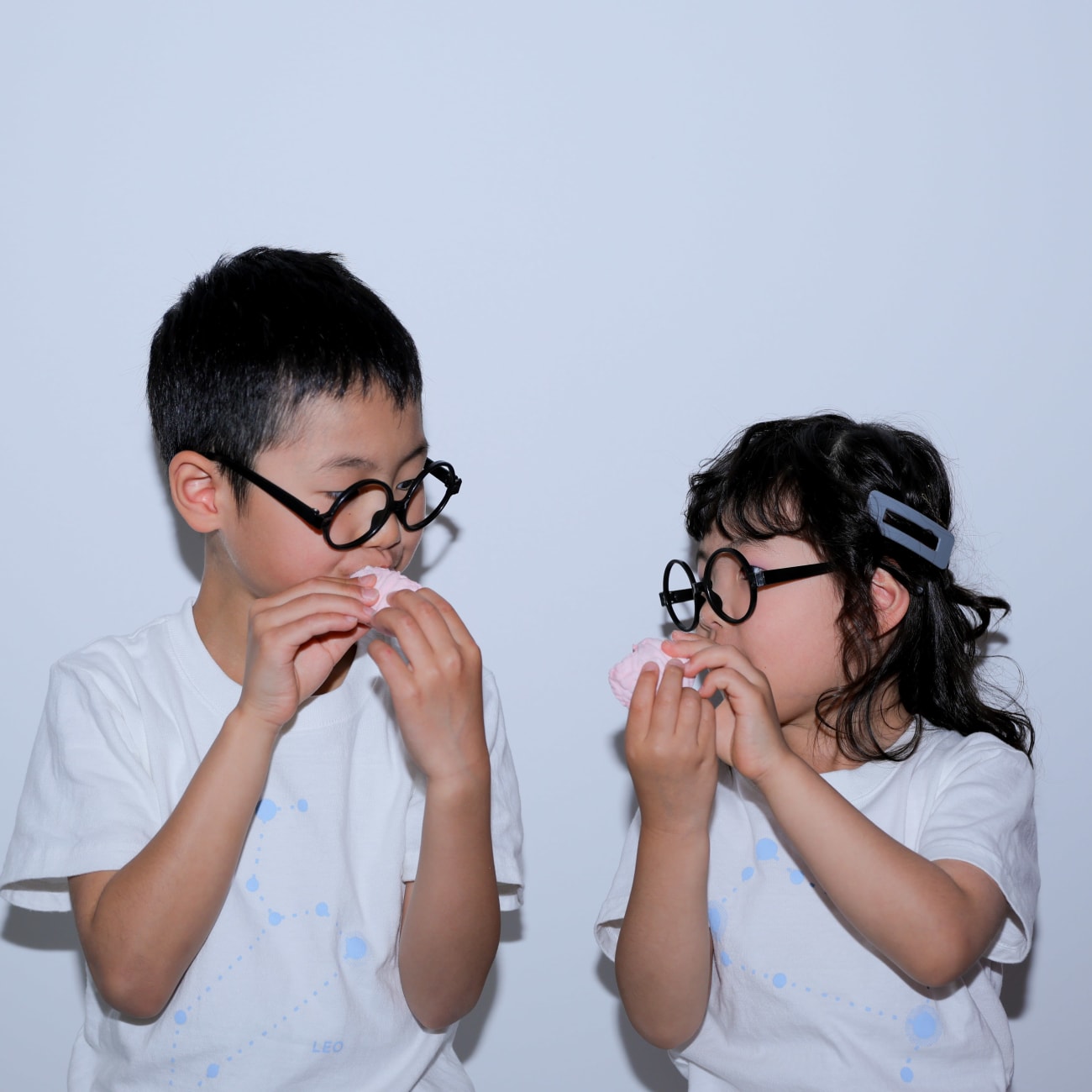 たくさんのお菓子と一緒に🍭🍫仲良し兄妹ショット