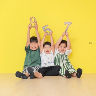ファミリー　家族写真　男の子　カラフル　フォトスタジオ　ハピスタ