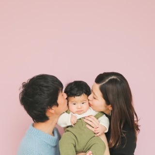 ファミリー　家族写真　パパ　ママ　赤ちゃん　フォトスタジオ　ハピスタ