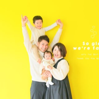 ファミリー　家族写真　カラフル　フォトスタジオ　ハピスタ