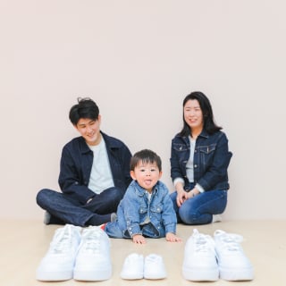 ファミリー　家族写真　カラフル　フォトスタジオ　ハピスタ