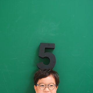 誕生日撮影　5歳誕生日　バースデー　バースデー撮影　記念撮影　メガネ　男の子　キッズフォトスタジオ　フォトスタジオ　大阪フォトスタジオ　堺市フォトスタジオ