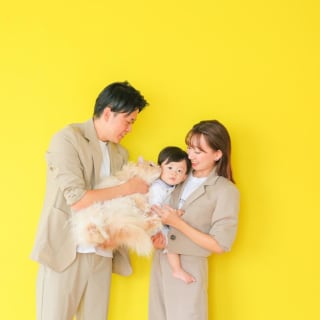 ファミリー　家族写真　カラフル　フォトスタジオ　ハピスタ