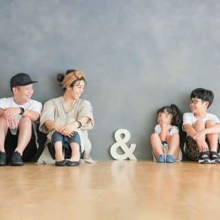 ファミリー　家族写真　カラフル　フォトスタジオ　ハピスタ