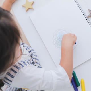 七五三　3歳女の子　お絵描き　可愛い　カラフル　キッズフォトスタジオ　ハピスタ