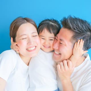 ファミリー　家族写真　カラフル　フォトスタジオ　ハピスタ