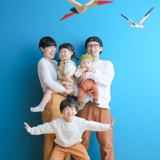 ファミリー　家族写真　カラフル　フォトスタジオ　ハピスタ