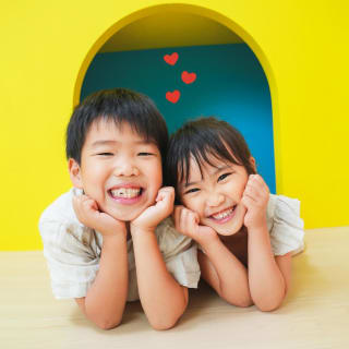 ファミリー　家族写真　カラフル　兄弟フォト　フォトスタジオ　ハピスタ