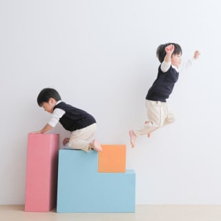 兄弟フォト　記念写真　カラフル　ジャンプ　キッズフォトスタジオ　ハピスタ