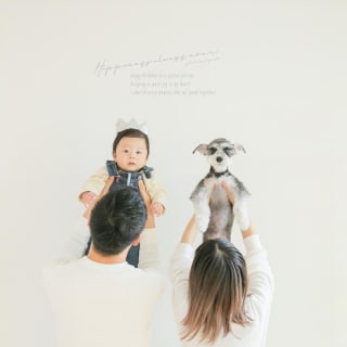 ファミリー　家族写真　赤ちゃん　わんちゃん　カラフル　フォトスタジオ　ハピスタ