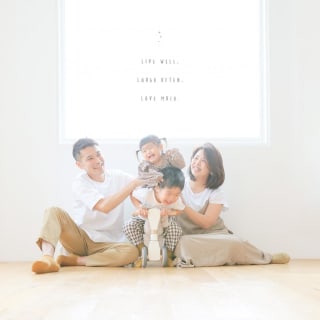 ファミリー　家族写真　カラフル　フォトスタジオ　ハピスタ