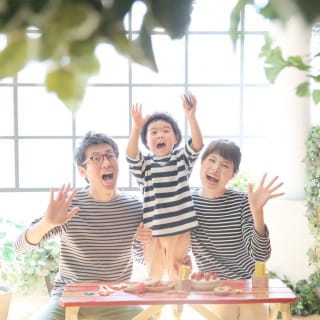 ファミリー　家族写真　カラフル　フォトスタジオ　ハピスタ