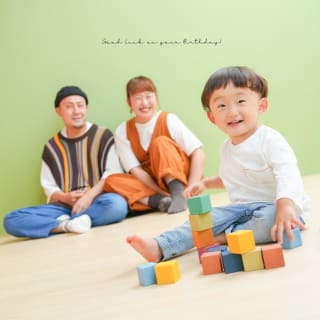 ファミリー　家族写真　カラフル　フォトスタジオ　ハピスタ
