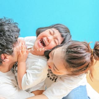 ファミリー　家族写真　女の子　カラフル　フォトスタジオ　ハピスタ