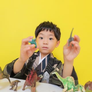七五三　5歳男の子　恐竜　可愛い　カラフル　キッズフォトスタジオ　ハピスタ