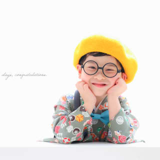 七五三　5歳男の子　メガネ　記念写真　カラフル　キッズフォトスタジオ　ハピスタ