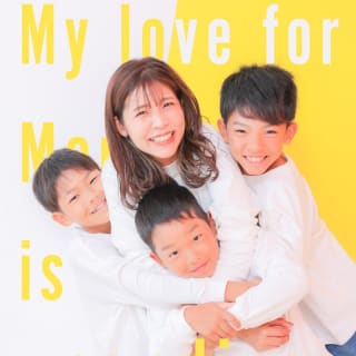 ファミリー　家族写真　カラフル　フォトスタジオ　ハピスタ