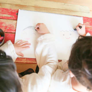 ファミリー　家族写真　お絵描き　カラフル　フォトスタジオ　ハピスタ