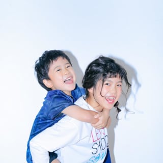 兄弟フォト　記念写真　カラフル　キッズフォトスタジオ　ハピスタ