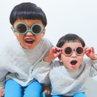 兄弟フォト　記念写真　カラフル　キッズフォトスタジオ　ハピスタ