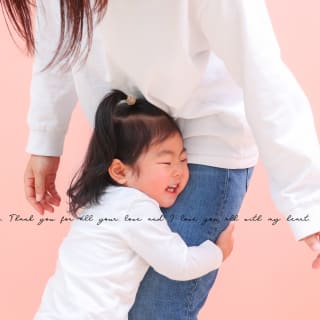 大好きなママにギュッ　キッズ写真　ファミリー　HAPISTA　バースデー