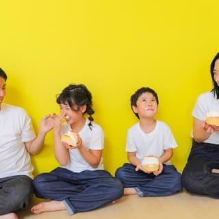 ファミリー　家族写真　カラフル　フォトスタジオ　ハピスタ