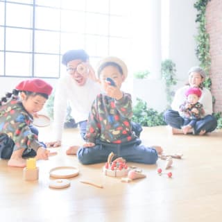 ファミリー　家族写真　女の子　男の子　お揃い　カラフル　フォトスタジオ　ハピスタ