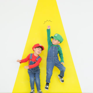 兄弟フォト　記念写真　カラフル　マリオ　ルイージ　キッズフォトスタジオ　ハピスタ