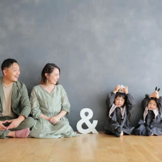 ファミリー　家族写真　パパ　ママ　カラフル　フォトスタジオ　ハピスタ