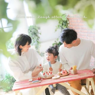 ファミリー　家族写真　カラフル　フォトスタジオ　ハピスタ