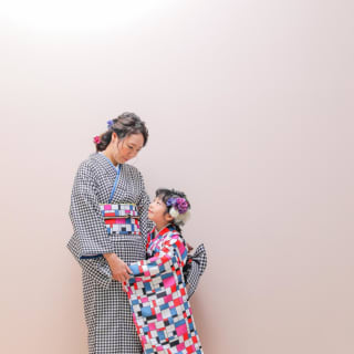 七五三　７歳女の子　親子写真　ママ　可愛い　カラフル　キッズフォトスタジオ　ハピスタ