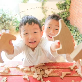 ファミリー　家族写真　兄妹　おもちゃ　フォトスタジオ　ハピスタ