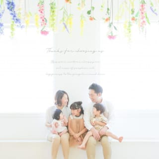 ファミリー　家族写真　カラフル　お花　フォトスタジオ　ハピスタ　