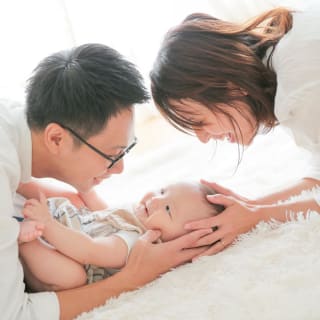 ファミリー　家族写真　ベビー　赤ちゃん　カラフル　フォトスタジオ　ハピスタ　