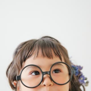 七五三　3歳女の子　メガネ　可愛い　カラフル　キッズフォトスタジオ　ハピスタ