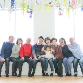 ファミリー　家族写真　カラフル　フォトスタジオ　ハピスタ