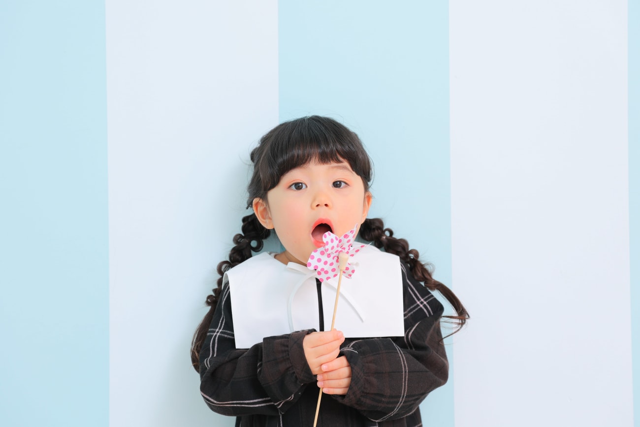 かざぐるまを両手で持ちながら・・・❣️